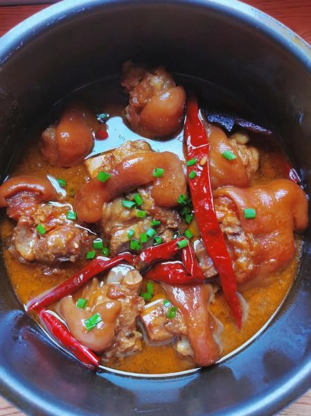 炖肘子怎么做好吃_家常炖肘子最正宗的做法