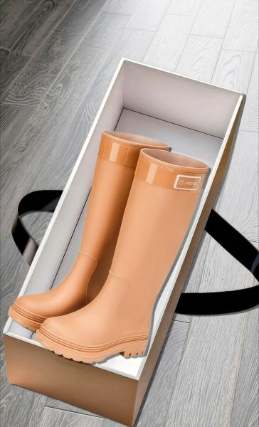 夏季雨天适合穿什么鞋_雨天出行怎么防滑