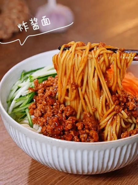 炸酱面怎么做_炸酱面家常做法视频