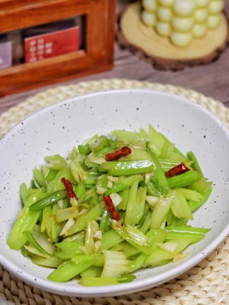 素炒芹菜怎么炒才脆_芹菜要不要焯水
