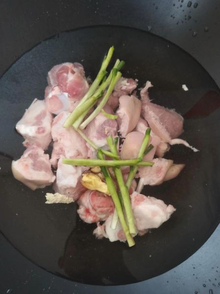 花生焖猪手怎么做_需要焯水吗