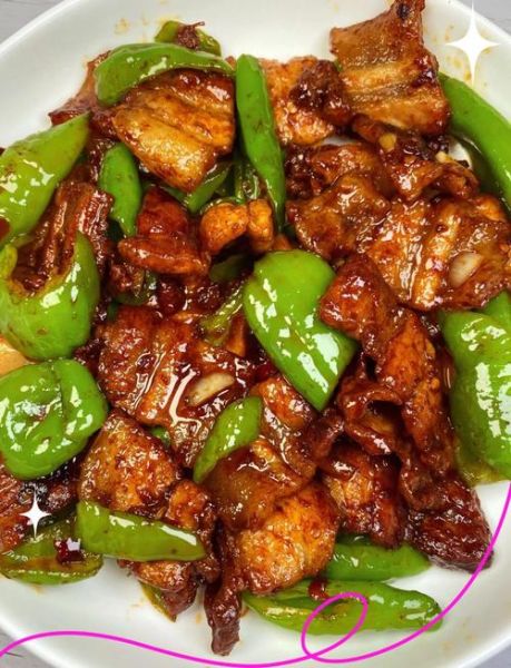 五花肉炒辣椒怎么做_五花肉炒辣椒要不要焯水