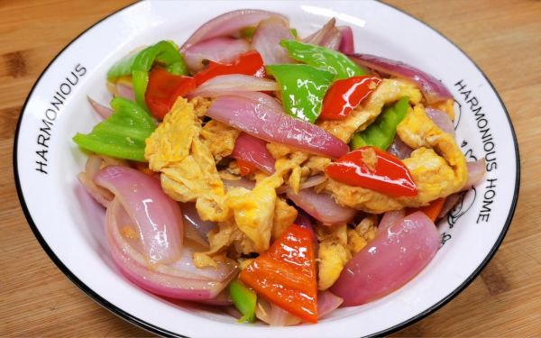 洋葱怎么炒好吃_洋葱炒蛋的做法步骤