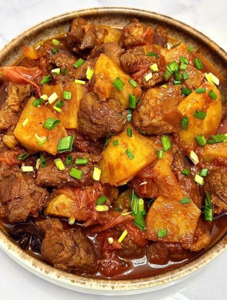 土豆番茄炖牛腩怎么做_牛腩炖多久才软烂