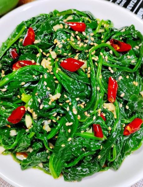 凉拌菠菜怎么做_菠菜焯水几分钟才脆绿