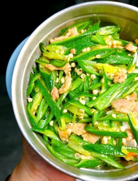 秋葵炒肉怎么炒才嫩_秋葵炒肉要不要焯水