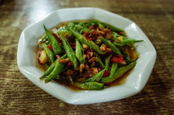 秋葵炒肉怎么炒才嫩_秋葵炒肉要不要焯水