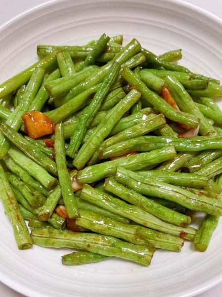 炒豆角怎么做好吃_家常炒豆角要不要焯水