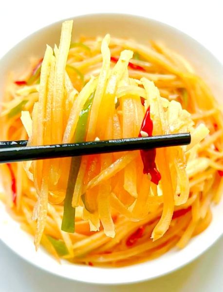 炝拌土豆丝怎么做_土豆丝焯水还是过凉