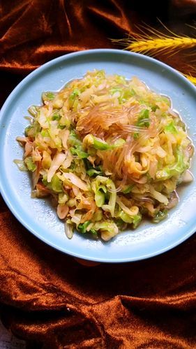 甘蓝炒粉条怎么做_甘蓝炒粉条的家常做法