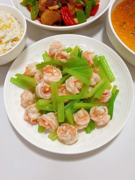 芹菜炒虾仁怎么炒才嫩_芹菜炒虾仁的家常做法