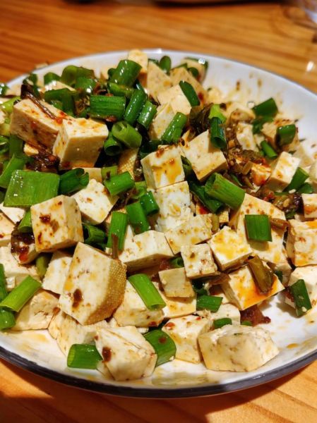 小葱拌豆腐怎么做_小葱拌豆腐需要焯水吗