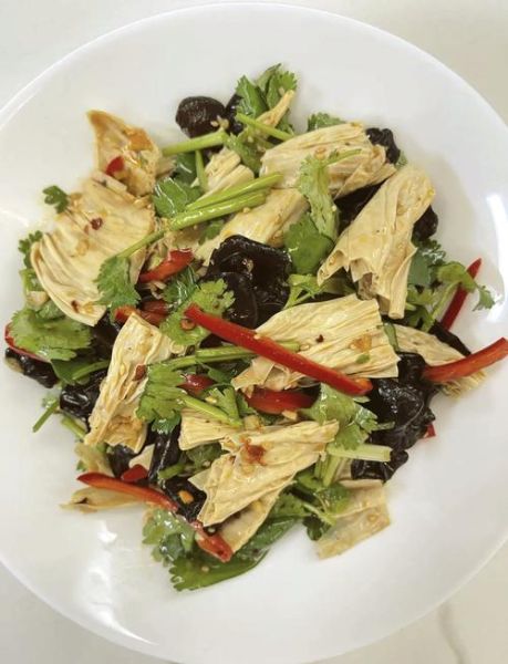 凉拌木耳怎么做才脆_木耳焯水几分钟才安全