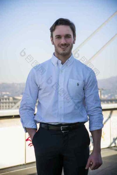 英俊的男人有什么特征_如何让自己更英俊