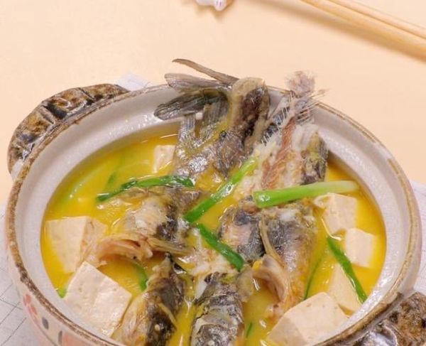 黄骨鱼炖豆腐怎么做好吃_黄骨鱼炖豆腐要不要焯水