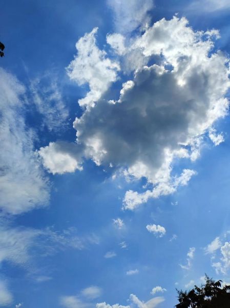 夏日天空为什么这么蓝_夏日天空拍照技巧