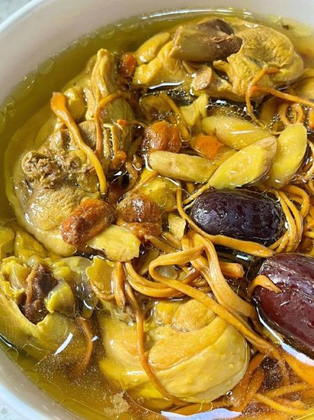 虫草花炖鸡汤怎么做_虫草花炖鸡汤的功效与禁忌