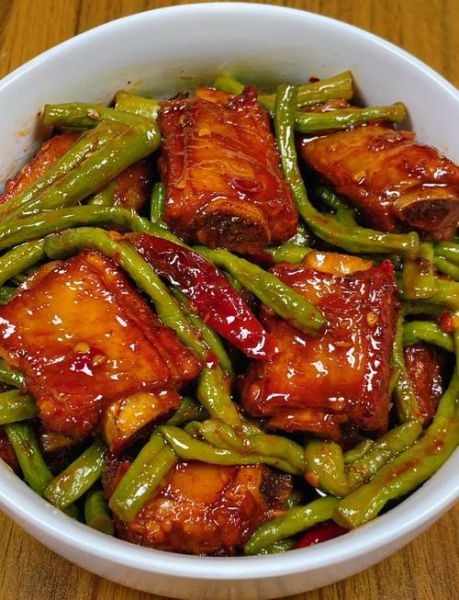 豆角炖排骨怎么做_豆角炖排骨需要焯水吗