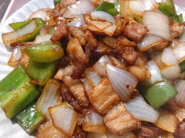 洋葱炒肉怎么做_洋葱炒肉先炒洋葱还是先炒肉