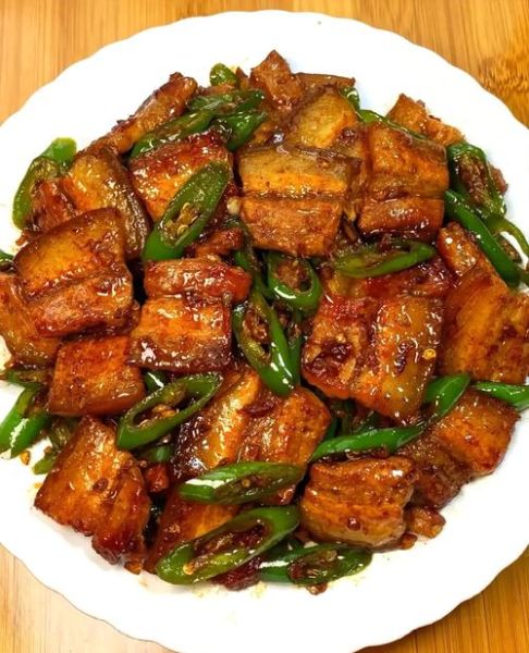 青椒炒五花肉怎么做_五花肉怎么炒才不腻