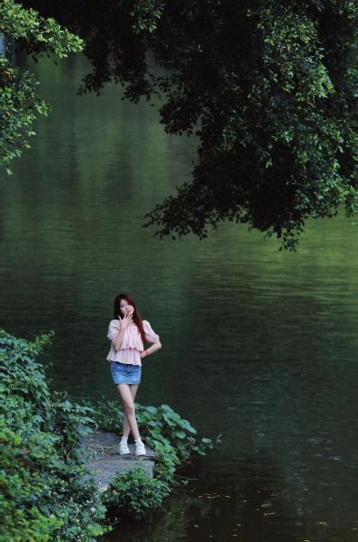 阴天怎么拍照好看_阴天适合穿什么颜色衣服