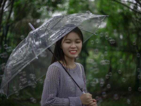 阴天怎么拍照好看_阴天适合穿什么颜色衣服