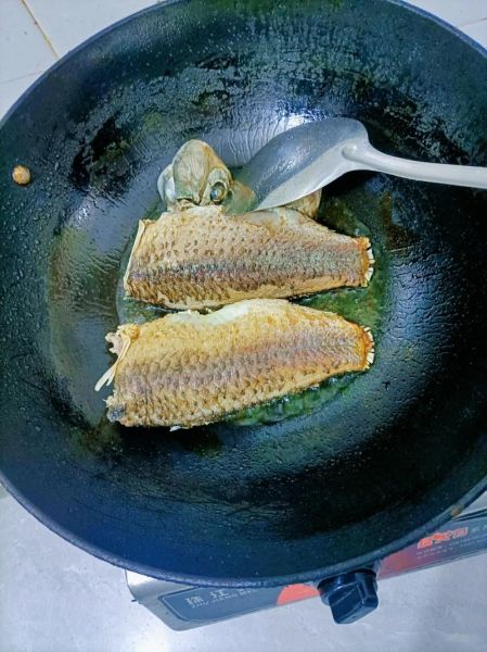 鲫鱼汤怎么炖才白_鲫鱼汤的家常做法