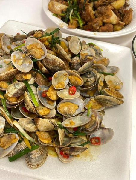 爆炒花甲怎么做好吃_花甲吐沙最快的方法