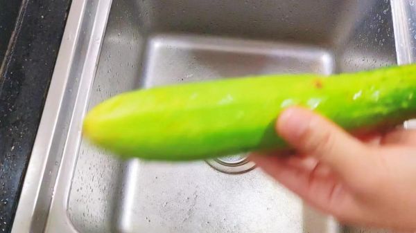 黄瓜皮蛋汤怎么做_皮蛋汤要不要焯水