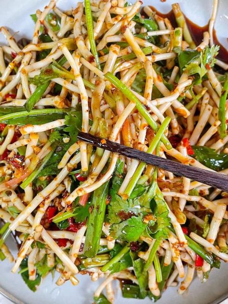 折耳根凉拌怎么做好吃_折耳根凉拌需要焯水吗