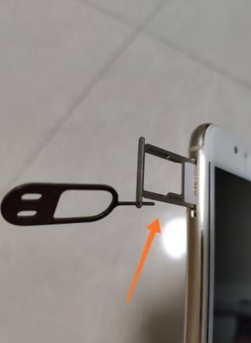 手机卡槽卡死弹不出来怎么办_取卡针也捅不开