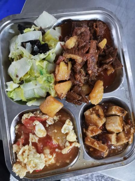 学校食堂怎么选_食堂饭菜好吃吗