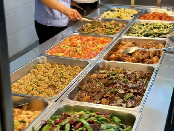 学校食堂怎么选_食堂饭菜好吃吗