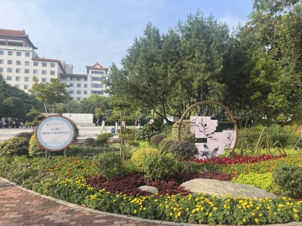 广场描写有哪些词语_如何生动刻画广场氛围