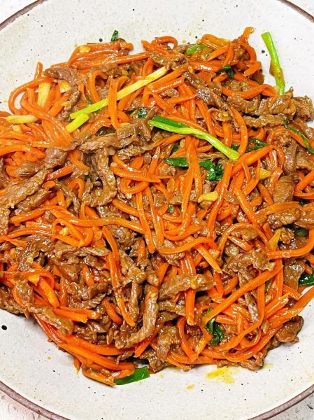 红萝卜炒牛肉怎么做_红萝卜炒牛肉需要焯水吗