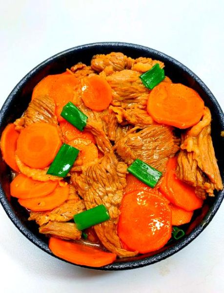 红萝卜炒牛肉怎么做_红萝卜炒牛肉需要焯水吗