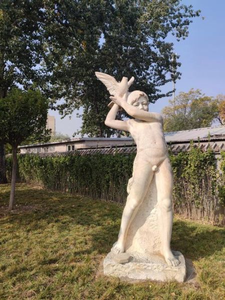 雕塑为什么那么逼真_形容雕塑很像的词语有哪些