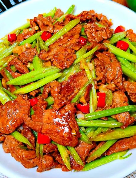 芹菜炒牛肉怎么做_芹菜炒牛肉先炒哪个