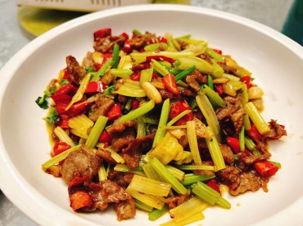 芹菜炒牛肉怎么做_芹菜炒牛肉先炒哪个