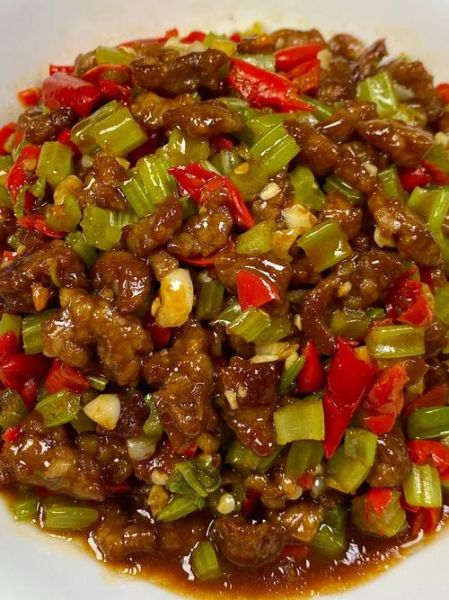 芹菜炒牛肉怎么做_芹菜炒牛肉先炒哪个