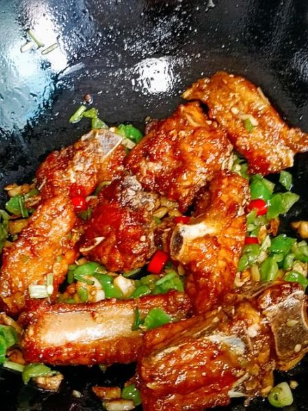 蒜香排骨怎么做_蒜香排骨腌制多久才入味