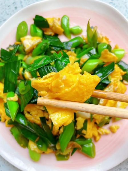 蒜苗炒鸡蛋怎么做_鸡蛋炒蒜苗要不要焯水