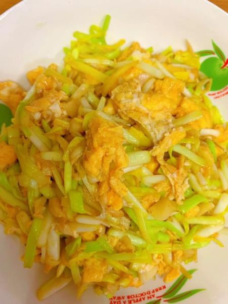 蒜苗炒鸡蛋怎么做_鸡蛋炒蒜苗要不要焯水