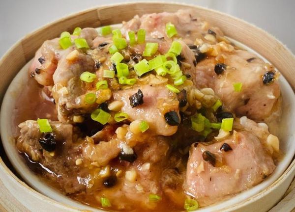 广式豉汁蒸排骨怎么做_蒸排骨嫩滑不腥的秘诀