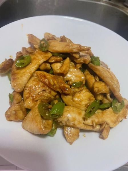 鸡胸肉炒青椒怎么做_鸡胸肉炒青椒热量高吗