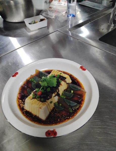 松花蛋拌豆腐怎么做_松花蛋拌豆腐需要焯水吗