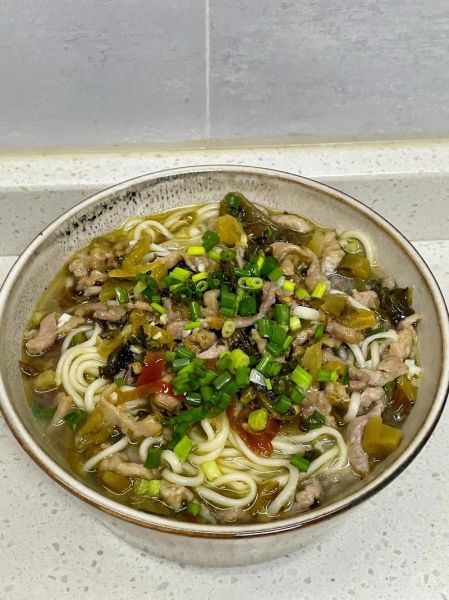 酸菜肉丝面怎么做_酸菜肉丝面正宗做法