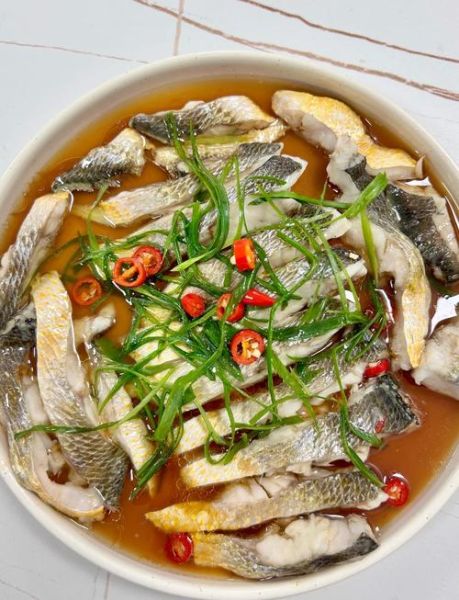 葱油鲤鱼怎么做_葱油鲤鱼的家常做法步骤