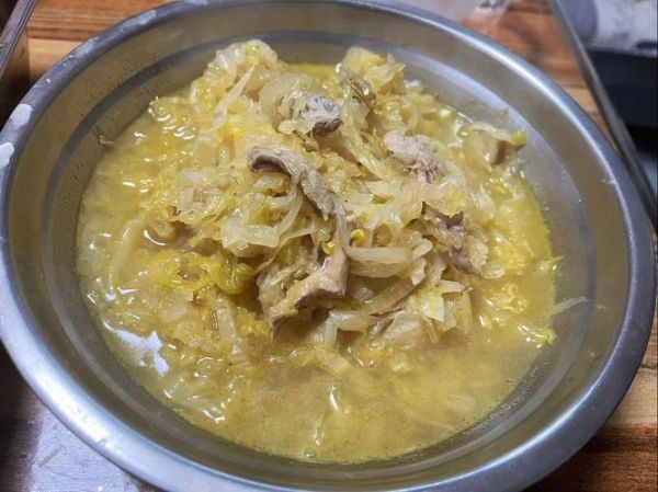 酸菜炖肉怎么做_酸菜炖肉用哪个部位肉