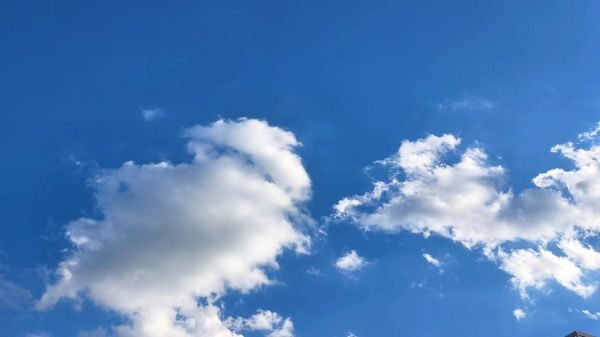 白色的天空是什么意思_白色的天空预示什么天气